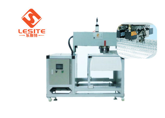 Alta operación fácil semi automática de la máquina de la precisión que clava 1.6KW